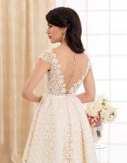 Kurzes Brautkleid mit Seide, Spitze und transparentem Rückenausschnitt Rückenansicht