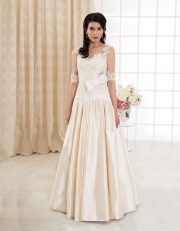 Langes Brautkleid mit Spitze, transparenten langen Ärmeln und Rückenausschnitt vorne