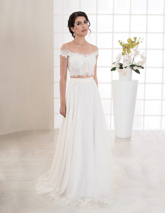 Langes, zweiteiliges Brautkleid mit schmalen Trägern vorne