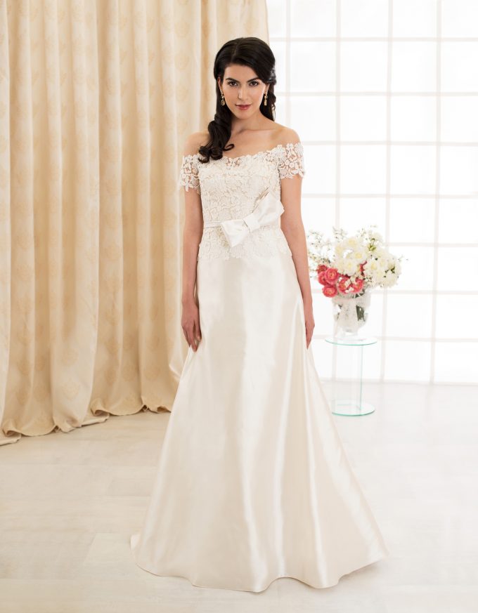 Langes Brautkleid ohne Träger aus Seide und Spitze mit großer Schleife vorne
