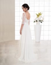 Langes Brautkleid mit langen Ärmeln und Spitze Seitenansicht