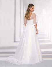 Langes Brautkleid mit tiefem Ausschnitt und Flügelärmel von hinten