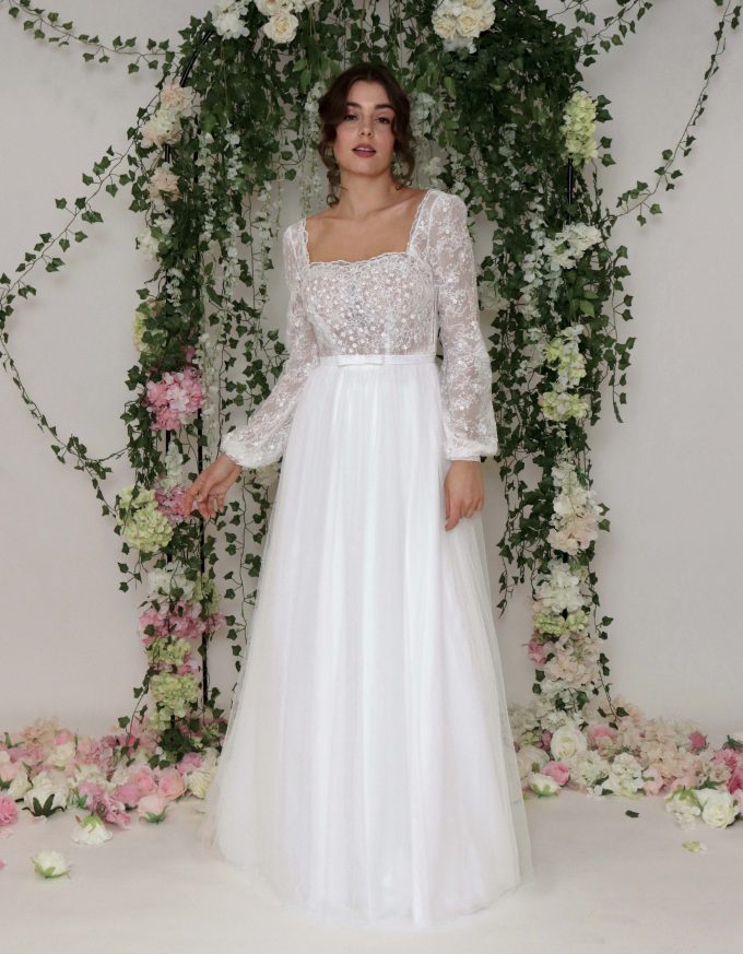 Romantisches Hochzeitskleid mit Puffärmel, transparentem Spitzenoberteil, kleinem Blüten Applikationen und lässigem Softtüllrock