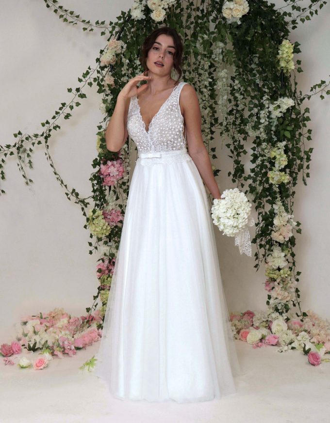 Vintage Brautkleid mit kleinem Blütenapplikationen, leichtem transparenten Spitzenoberteil und flitzendem Tüllrock