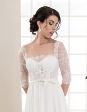 Langes Brautkleid mit langen Ärmeln und Spitze vorne