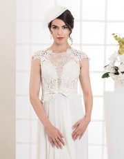 Langes Brautkleid in A-Linie mit Rückenausschnitt und Flügelärmeln aus Spitze vorne