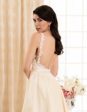 Wadenlanges Brautkleid mit schmalen Trägern und Rückenausschnitt Seitenansicht