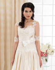 Langes Brautkleid mit Spitze, transparenten langen Ärmeln und Rückenausschnitt vorne