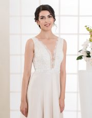 Langes Brautkleid mit tiefem Ausschnitt, Spitze und schmalen Trägern vorne