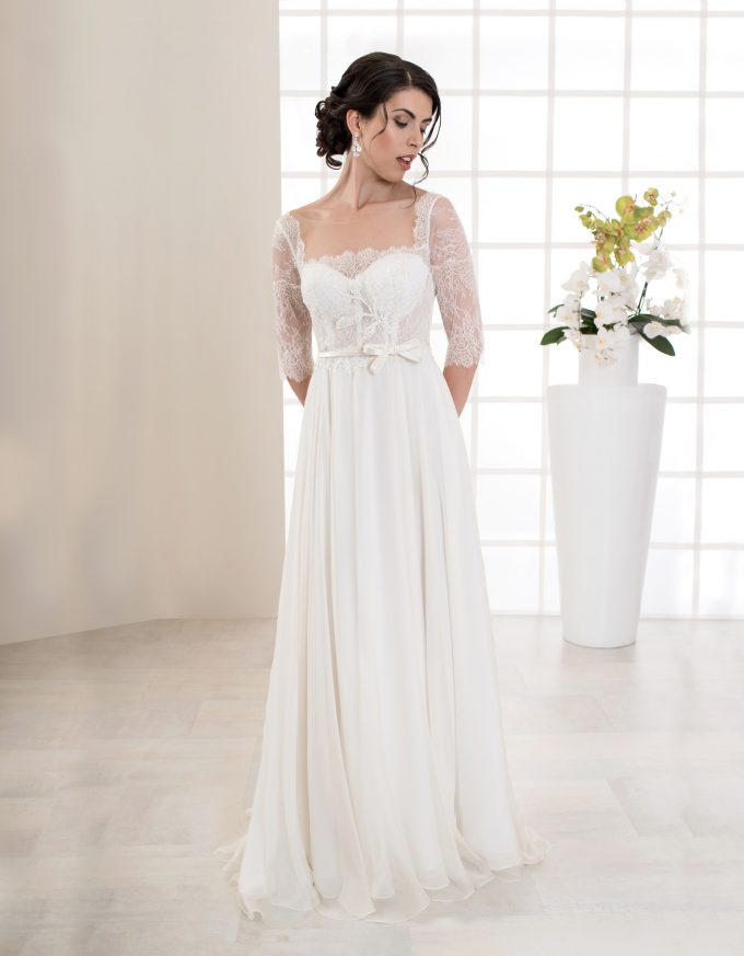 Langes Brautkleid mit langen Ärmeln und Spitze vorne
