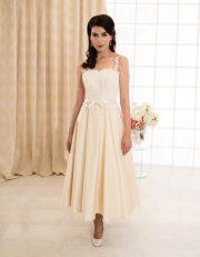 Wadenlanges Brautkleid mit schmalen Trägern und Rückenausschnitt vorne