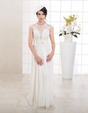 Langes Brautkleid in A-Linie mit Rückenausschnitt und Flügelärmeln aus Spitze vorne