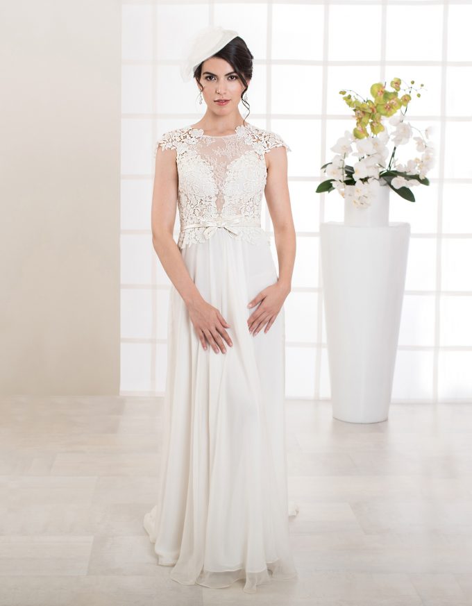 Langes Brautkleid in A-Linie mit Rückenausschnitt und Flügelärmeln aus Spitze vorne