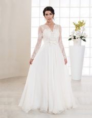 Bodenlanges Brautkleid mit langen Ärmeln und Spitze Seitenansicht vorne