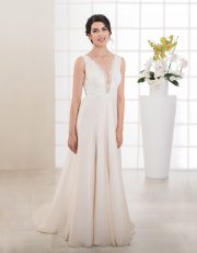 Langes Brautkleid mit tiefem Ausschnitt, Spitze und schmalen Trägern vorne