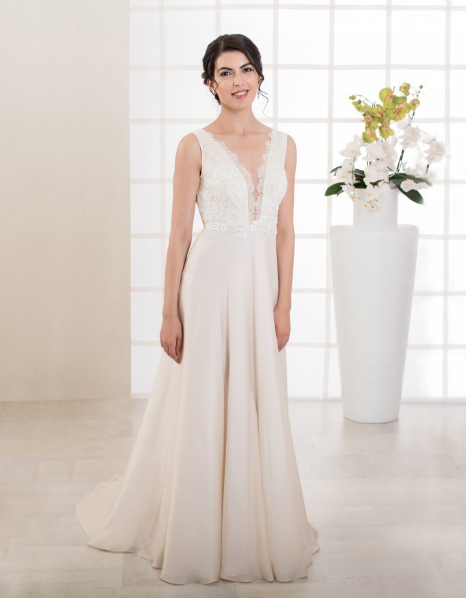 Langes Brautkleid mit tiefem Ausschnitt, Spitze und schmalen Trägern vorne