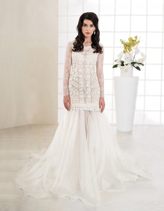 Langes Brautkleid mit Spitze, tiefem Rückenausschnitt und langen Ärmeln vorne