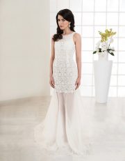 Bodenlanges Brautkleid mit Makrame Spitze und Rückenausschnitt vorne