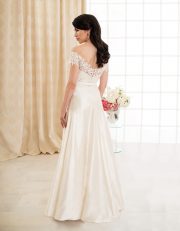 Langes Brautkleid mit Carmen Ausschnitt aus Seide und Spitze mit großer Schleife Rückenansicht