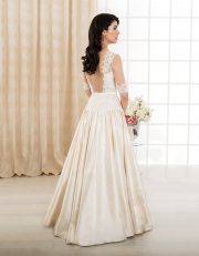 Langes Brautkleid mit Spitze, transparenten langen Ärmeln und Rückenausschnitt Rückenansicht