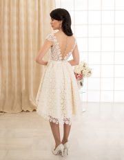 Kurzes Brautkleid mit Seide, Spitze und transparentem Rückenausschnitt Rückenansicht