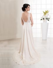 Langes Brautkleid mit tiefem Ausschnitt, Spitze und schmalen Trägern Rückenansicht