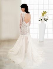 Langes Brautkleid mit Spitze, tiefem Rückenausschnitt und langen Ärmeln Rückenansicht