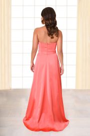 Abendkleid lang schulterfrei Barbara koralle von hinten