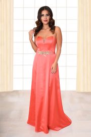 Abendkleid lang schulterfrei Barbara Gürtel mit Perlenapplikation koralle von vorne