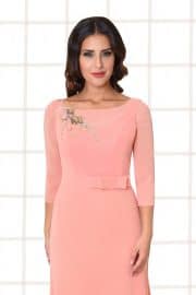 Abendkleid lang Beth rosa mit Schleifengrütel und Brosche Nahaufnahme