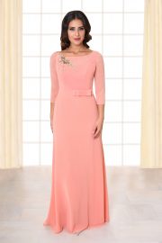 Abendkleid lang Beth rosa mit Schleifengürtel und Brosche von vorne