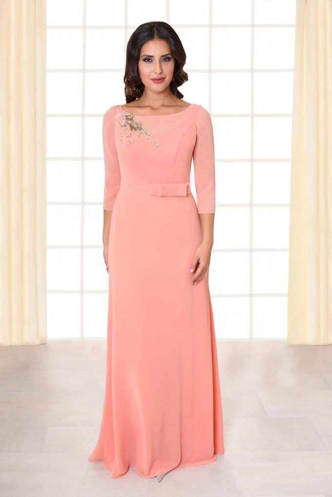 Abendkleid lang Beth rosa mit Schleifengürtel und Brosche von vorne