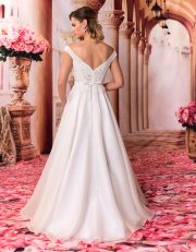 Langes Brautkleid mit Spitzenoberteil und breiten Trägern von hinten