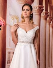 Langes Brautkleid mit Spitzenoberteil und breiten Trägern Nahaufnahme