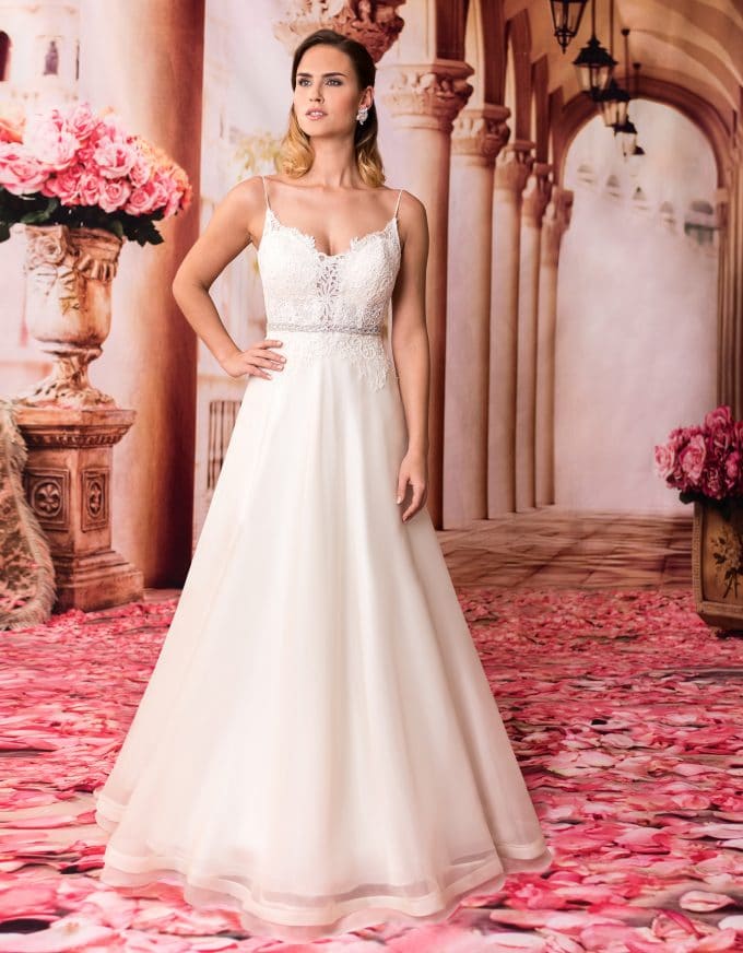 Langes Prinzessin Brautkleid mit Schleppe und V-Ausschnitt von vorne