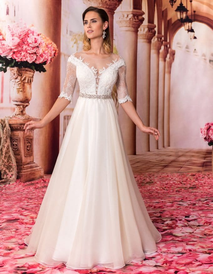 Langes Prinzessin Brautkleid mit Spitze und tiefem Rückenausschnitt von vorne