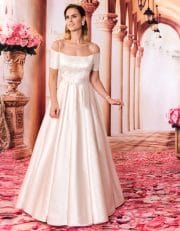 Langes Off Shoulder Brautkleid mit filigranen Trägern von vorne
