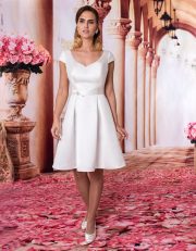 Knielanges Standesamtkleid mit Kellerfalte und Herzausschnitt von vorne