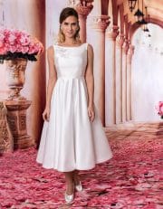 Kurzes Standesamtkleid mit U-Boot Ausschnitt und Gürtel von vorne