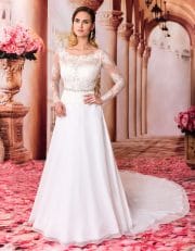 Prinzessin Brautkleid mit langer Schleppe und langen Spitzenärmeln von vorne