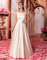 Langes Prinzessin Brautkleid mit Tellerrock und U-Boot Ausschnitt von vorne