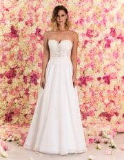 Langes Korsagen Brautkleid aus Spitze mit schmalen Trägern von vorne