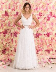 Brautkleid lang aus Spitze mit Schleppe von vorne