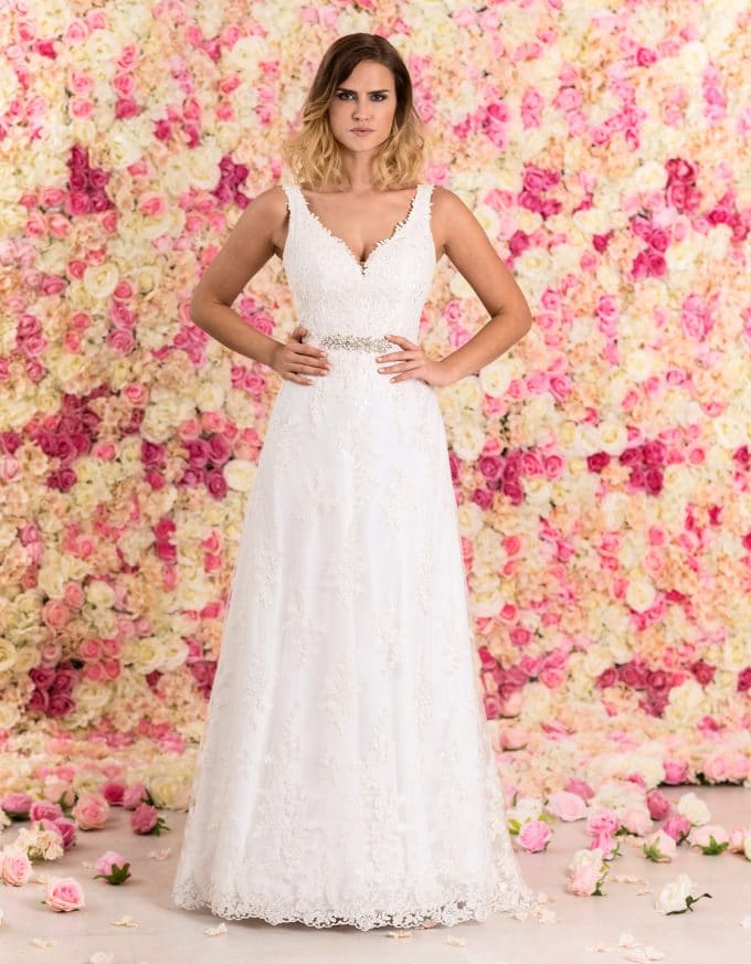 Brautkleid lang aus Spitze mit Schleppe von vorne