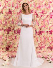 Bodenlanges Brautkleid A-Linie mit Spitze und Schleppe von vorne