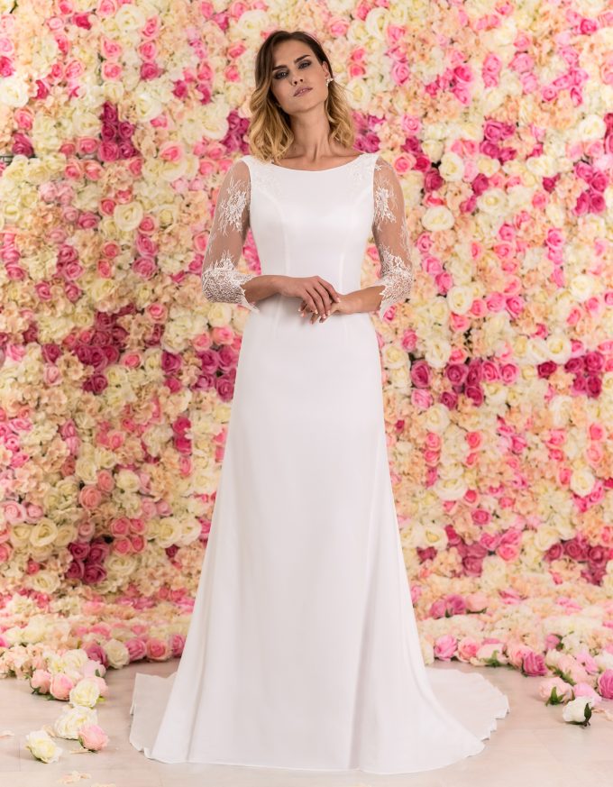 Bodenlanges Brautkleid A-Linie mit Spitze und Schleppe von vorne