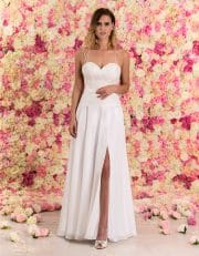 Langes Brautkleid aus Chiffon mit schmalen Trägern und Spitze von vorne