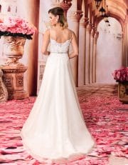 Langes Prinzessin Brautkleid mit Schleppe und V-Ausschnitt von hinten