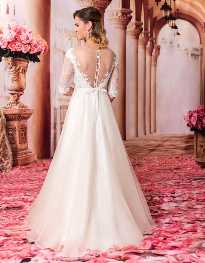 Langes Prinzessin Brautkleid mit Spitze und tiefem Rückenausschnitt von hinten