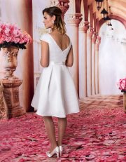 Knielanges Standesamtkleid mit Kellerfalte und Herzausschnitt von hinten